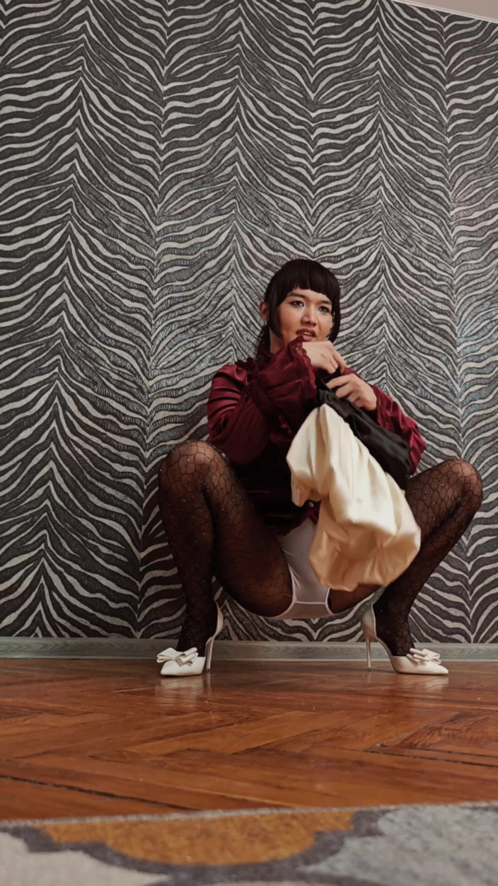 Ponny Letany: Ponnie Letani tančí a předvádí svůj lahodný zadek a sexy...