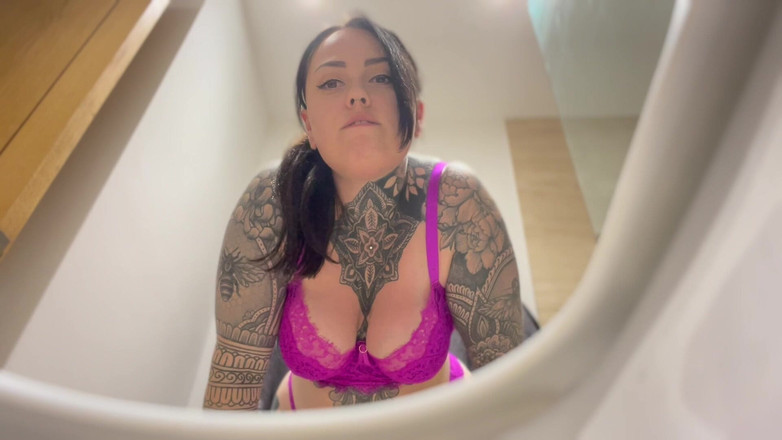 Miss Valentina: 厕所婊子