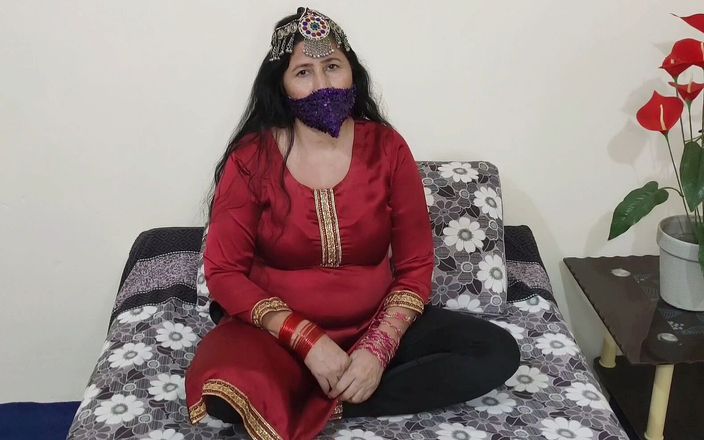 Nabila Aunty: Seksi Müslüman olgun bayan göğüslerini teşhir ediyor ve dildoyla amını...