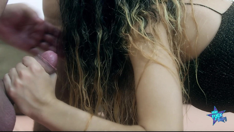 Mike Fuck Diary: Gorąca żona w seksownym rogaczu MMF!