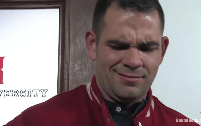 KINK men: Przerażający dozorca i piłkarz