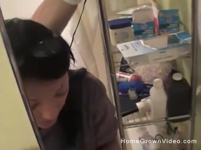 Homegrown Video: Jenny được đụ và bắn tinh lên mặt trong phòng tắm