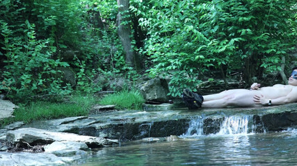 barenakedboy: Protahování u vodopádu, pokus o propašování malé soukromé chvíle ...