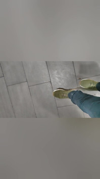 Mladá hubená bílá holka chčije mix