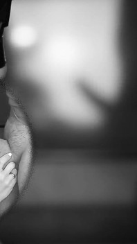 MILF catwoman lutscht einen großen schwanz und schluckt das sperma und leckt es dann aus ihren händen in doppelansicht