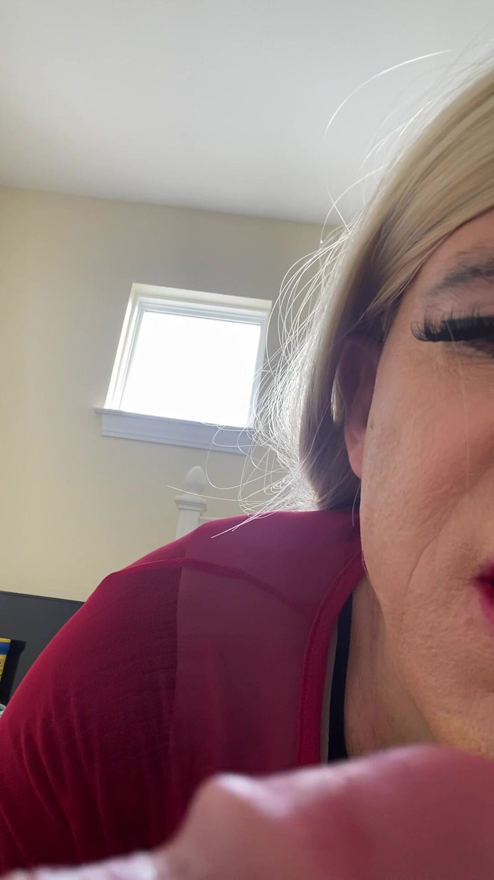 MadisonCD2025: Çoraplı topuklu etekli amatör travesti kocasını odasına baştan çıkarıyor sakso çekiyor ama...