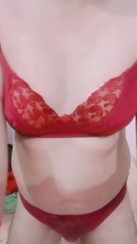 Kırmızı sutyenli külotlu Hintli eşcinsel travesti gaurisissy sikiliyor