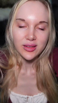 작은 자지를 위한 키스와 보지 문지르기 - Sph 거부 오쟁이 진 남편 - Sofie Skye