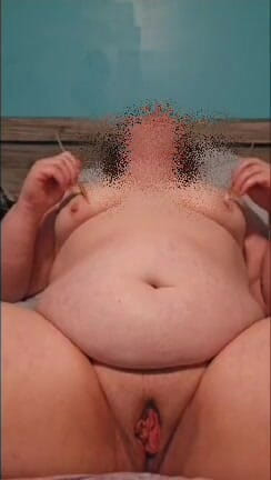 Good Girl McDuck: Squirting Pussy From Paint Brushes on Nipples