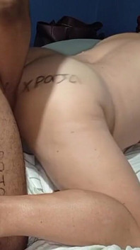 Une femme mature se laisse baiser en levrette