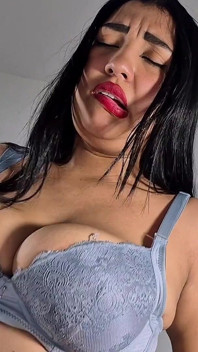 Morena recém-chegada dos EUA Ela tira o jeans e mostra seus seios grandes e seu bumbum sexy!