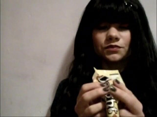 Solo Austria: Lea is eating on camera