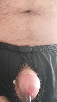 Er komt een druppel sperma uit mijn pik