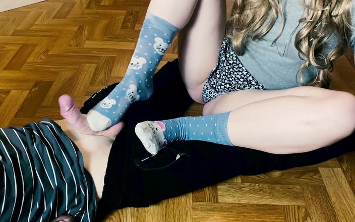 SweetAndFlow: Utangaç kız çorap giyerek ayak fetişi videosu çekiyor