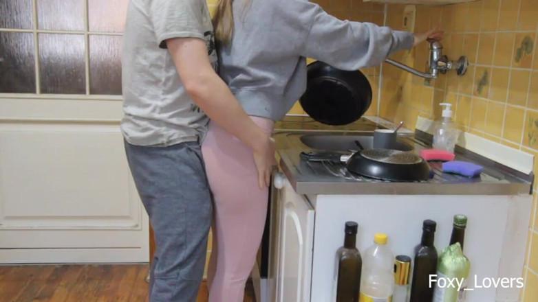 Foxy_Lovers: I Fuck Her by Surprise While She Washes the Dishes -...