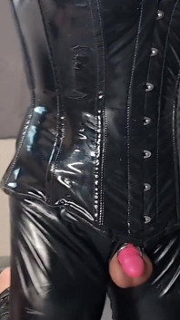 Pvc catsuit mietje speelt met haar seksspeeltjepop en haar neukmachine
