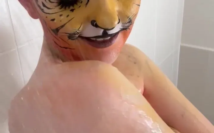 Em Yang: Tiger Bodypaint Shower Solo Play