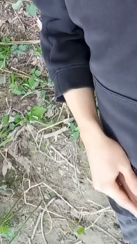 Pula expusă prin pantaloni Fly Acest băiat drăguț gay cocoață spermă cumming curățare sperma pe pula lui în aer liber este Jon Arteen