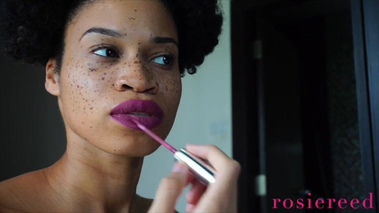 Rosie Reed: Abaikan lipstik sempurna- si cantik rosie reed mengabaikanmu sambil pakai...