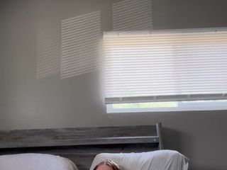 Kylie Hart: 在自己身上使用阴蒂振动器