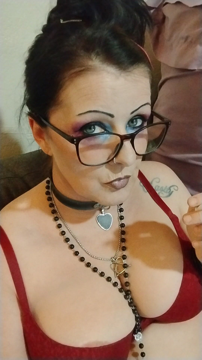 Abby Anna: MAMĂ SEXY FUMÂND ÎN SUTIEN