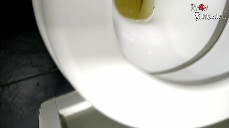 Ryan Roosevelt: Video đi tiểu đầu tiên của tôi!