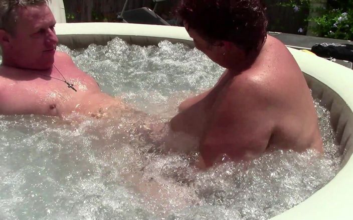 CurvyMindy: Co je lepší než jacuzzi? Nechte se ošukat ve vířivce