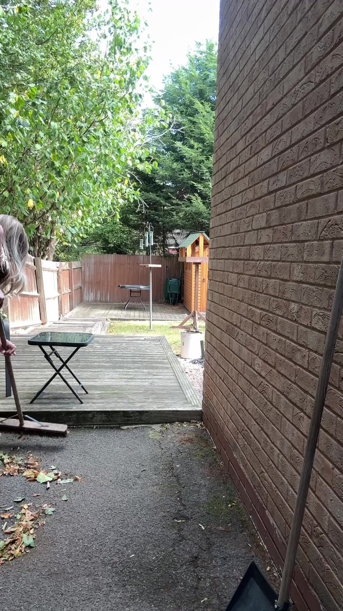 Kellycd2022: 穿着金色泳衣和高跟鞋清理叶子的性感 Crossdresser Kellycd2022