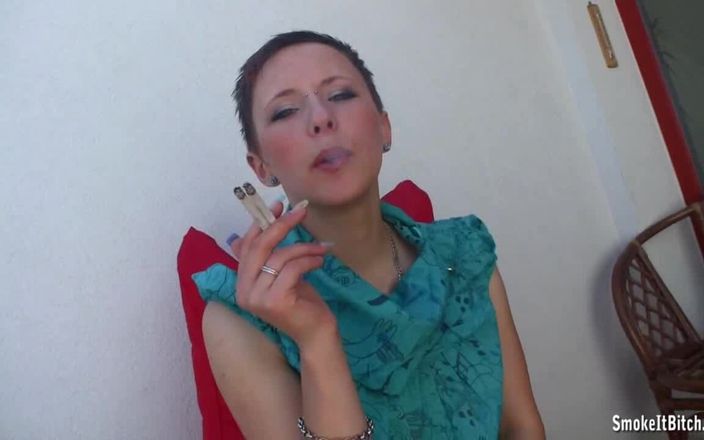 Smoke it bitch: डबल धूम्रपान करने वाली हॉट हॉट