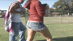 Lucky Cooch: Šukání nadržené holky se silným pólem vypadá malé, plné spermatu