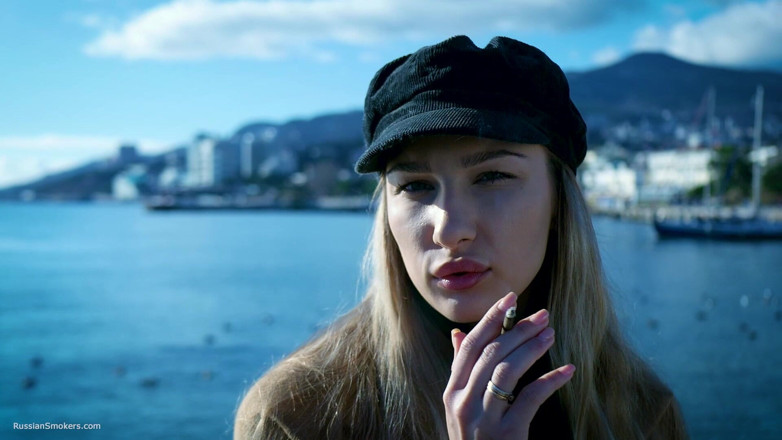 Russian Smokers: Draußen rauchen mit beaty russischem mädchen 1