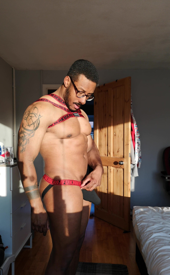 Amadeus: Này các chàng trai, tôi nên mặc cái này cho...