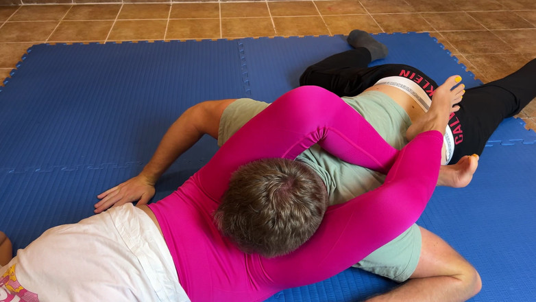 Mean Asian Wife: Besiegt in Wrestling headscissors, muschi riechen gemacht