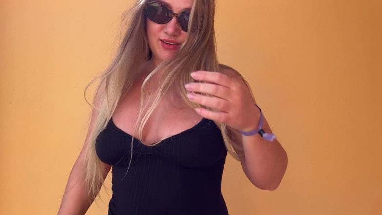 Emma Voyeur: Te tachinez cu decolteul meu bronzat într-o rochie neagră