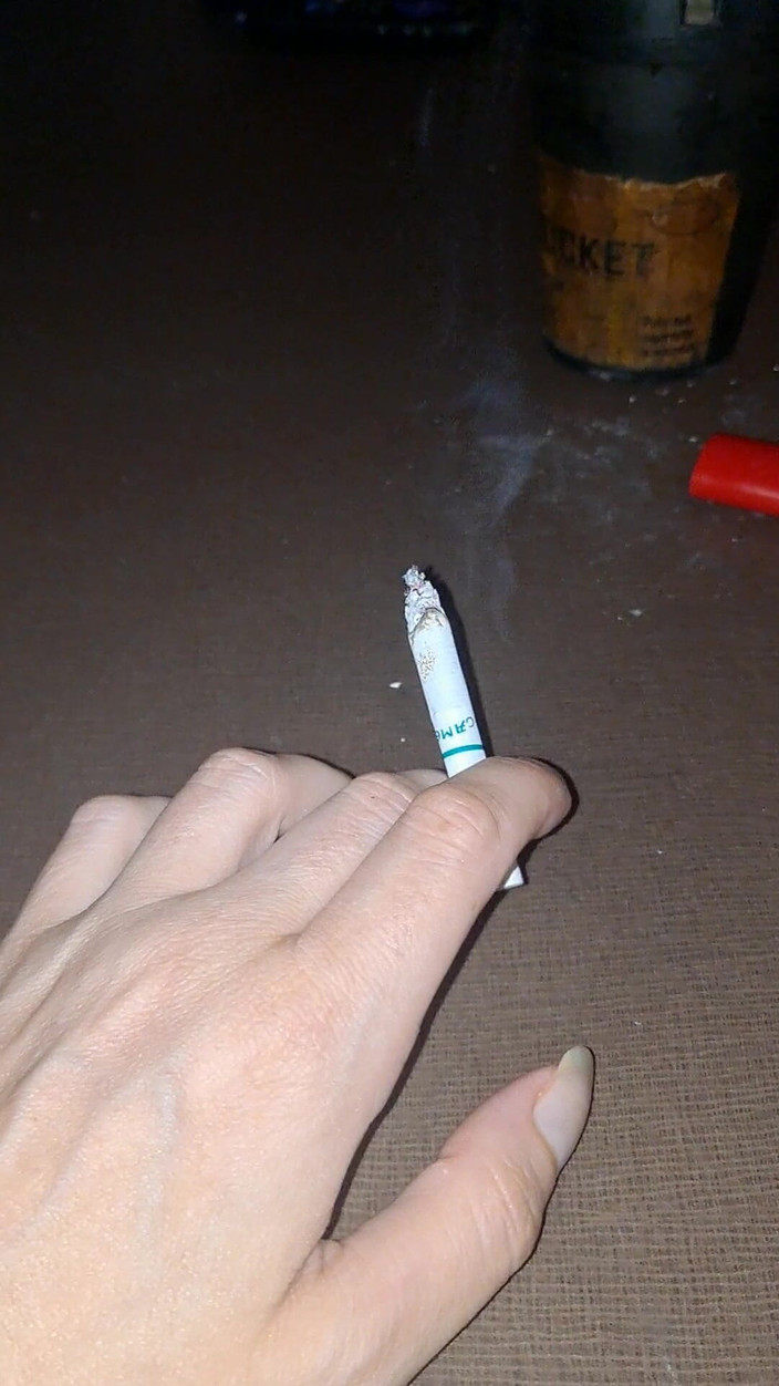 Naughty alchemy: Dlouhé nehty a cigareta