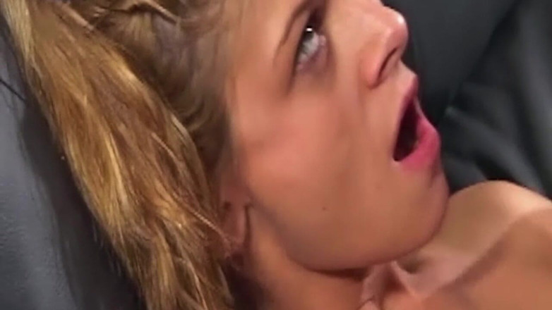Bangora clips: Blond milf rozprzestrzenia się szeroko do twardego walenia