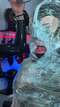 Princess Latex rubberpop gemummificeerd en scherp terwijl ze staat