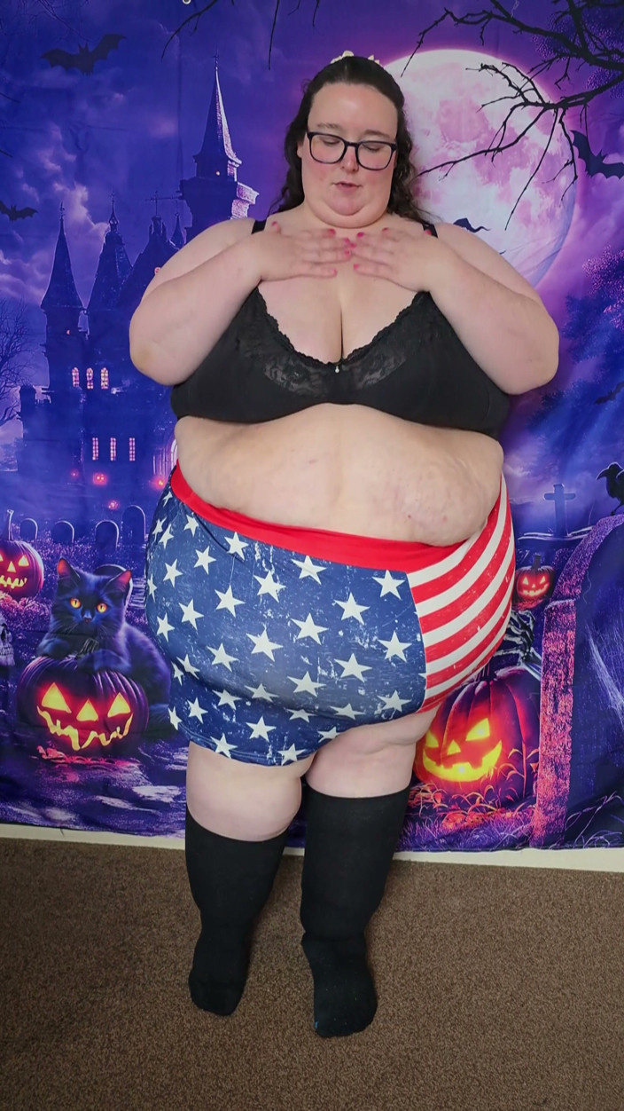 SSBBWLadyBrads: Lasciami spogliare da questi vestiti per te piccola