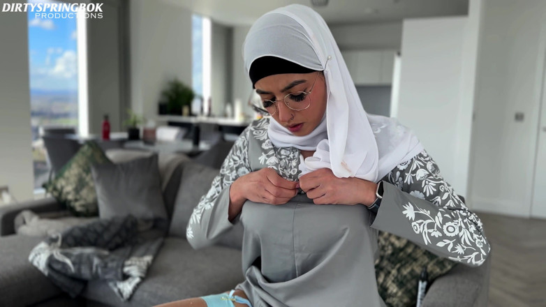 Aaliyah Yasin: Невинна покоївка Aaliyah Yasin виявляє секс-іграшки