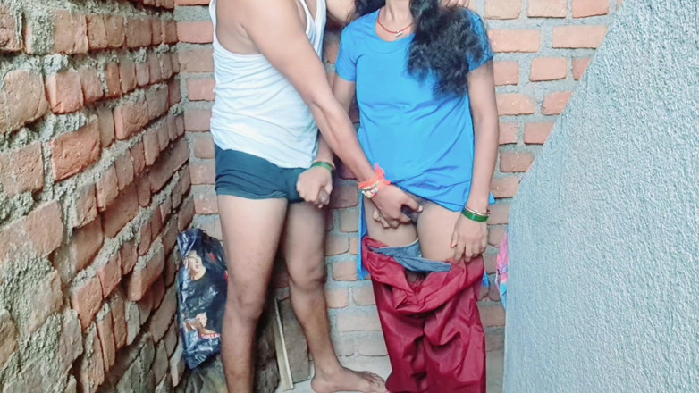 Trilokinath: 制服姿の元彼に抱かれる女の子