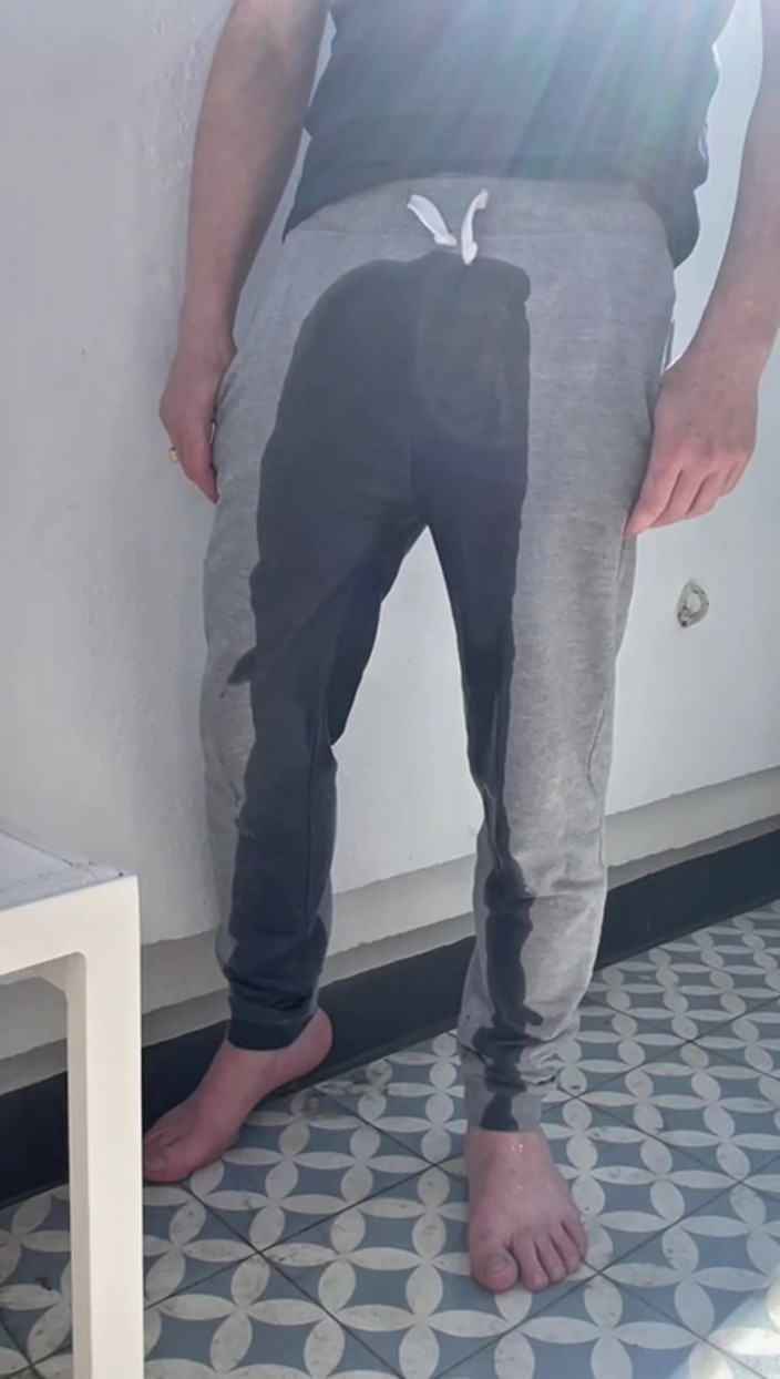 AmateurBoysPissing: 진실 또는 도전: 회색 조깅 바지에 오줌을 싸도록 강요