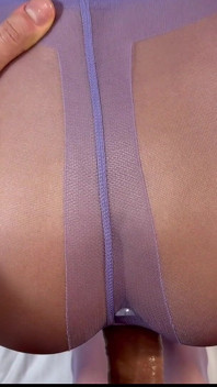 ฉันเย็ดหีและน้ําแตกบนเท้าถุงน่องสีม่วงของฉัน