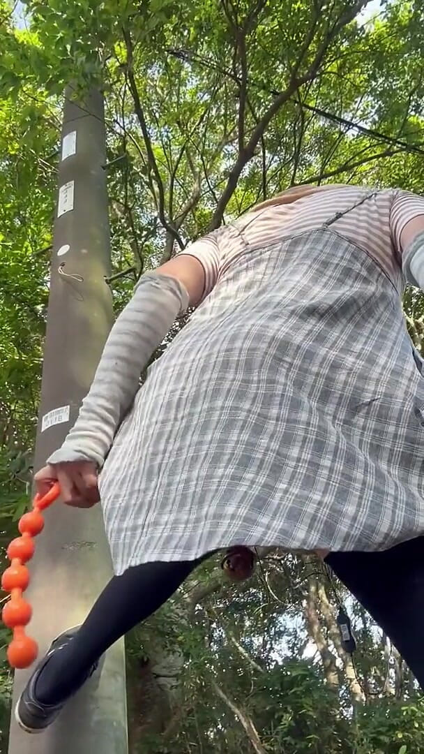 megu2002: No290 Tocando com Plugues Anais na Rua Durante o Dia