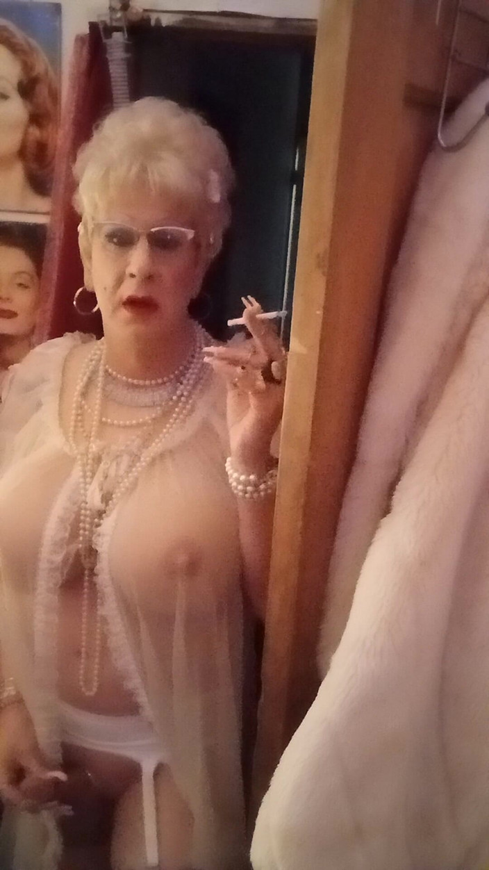 Mshollbrook: 穿着性感内衣的温暖夜晚