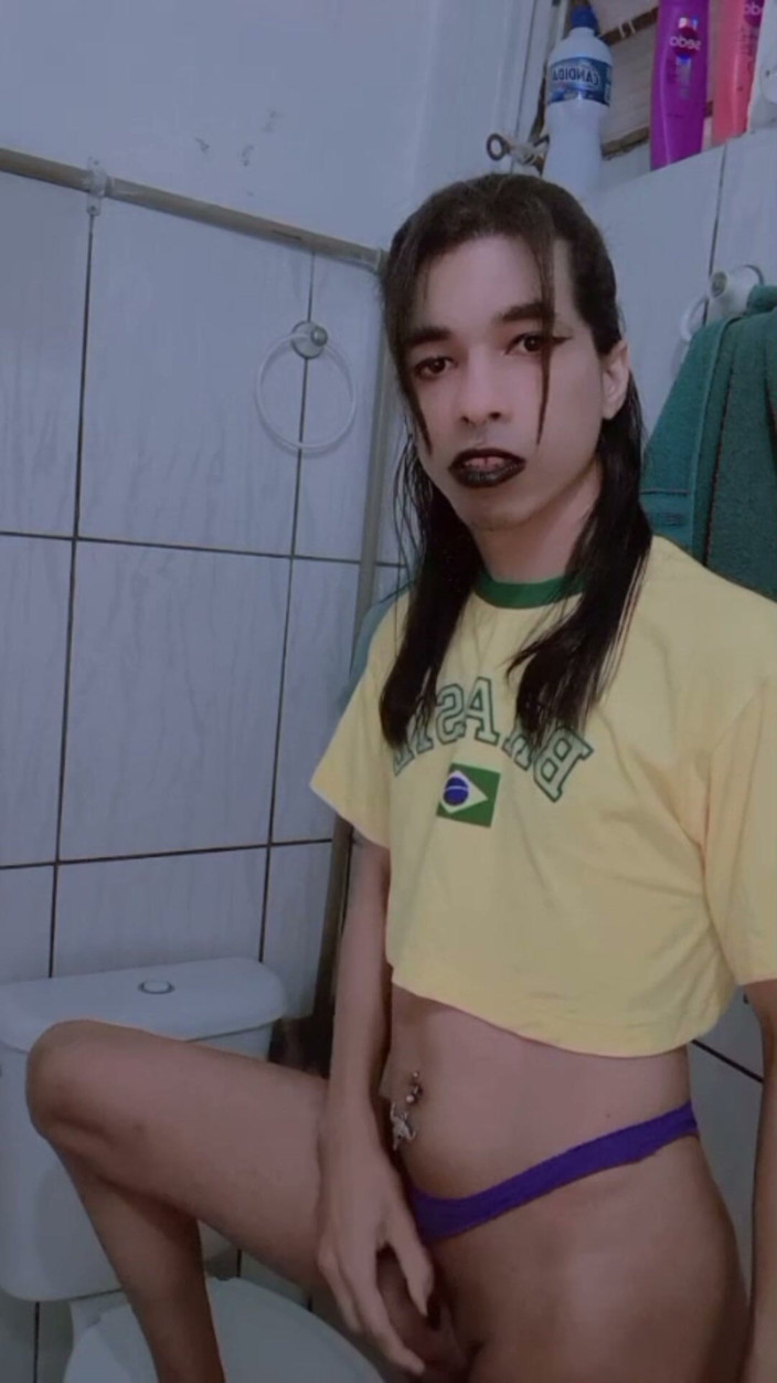 Srta. Carla: นักเขียนเปลือยในเสื้อครอปกับกางเกงใน