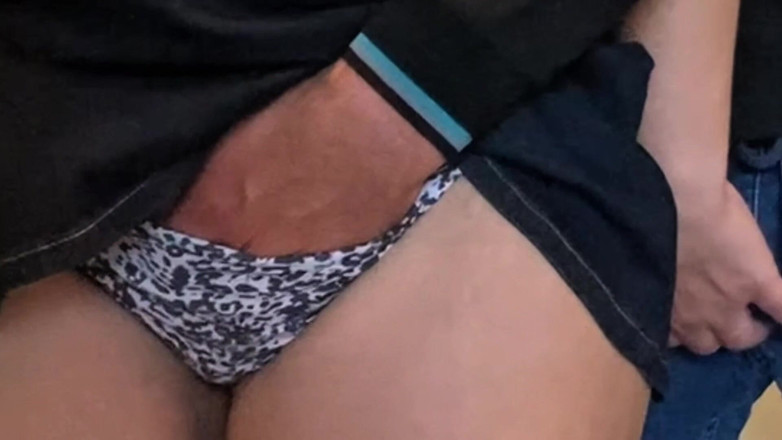 Niki studio: Ho lasciato che uno sconosciuto mi sditalina la figa in...