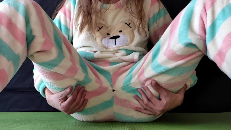 hotiMary: Худенькая тинка в пижаме мастурбирует с маленькими сиськами и возбужденной киской и большим сквиртующим оргазмом