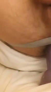 Awek amatur panas biseksian berbulu dalam jockstrap menunggang dildo besar mengusap zakar besar
