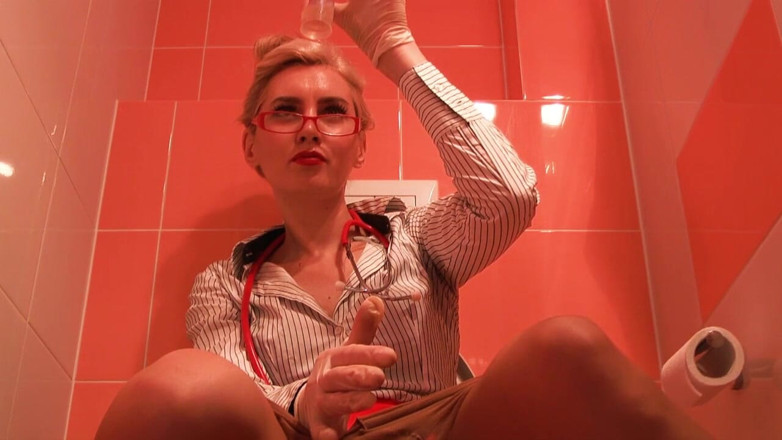 Goddess Celine: Blonde dokter pist in het toilet