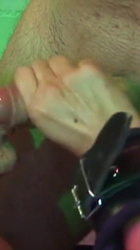 Legata miLF mora fistata in profondità in un'orgia selvaggia di gangbang